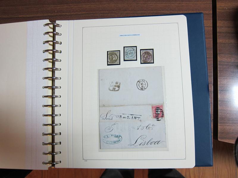 0019 (103).JPG -     Lote:    19      Marcofilia      Lotes Especiais       Descrição:         Portugal. Colecção especializada de carimbos de duplo círculo, tipo 1852, montada em 4 álbuns Lindner, com selos de diversas emissões e cartas, com estudo minucioso de cada marca. Lote a ver.         Lote       Valor Base:     &euro; 2.500,00     Valor Venda:     Retirado     